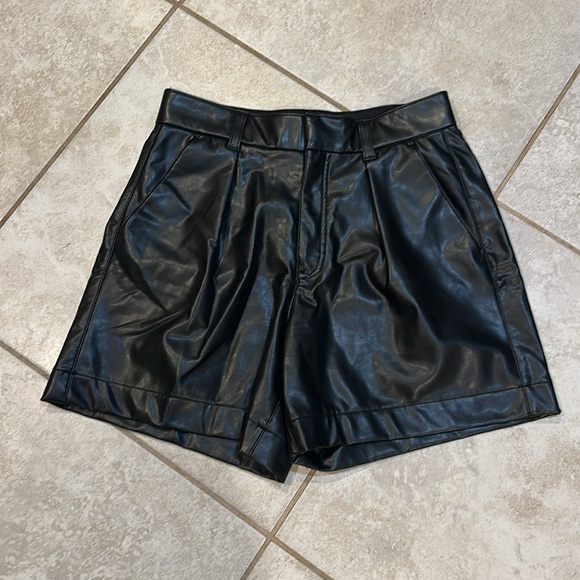 Abercrombie & Fitch Black Faux Leather High Waisted Shorts M Pleated - Picture 2 of 7
